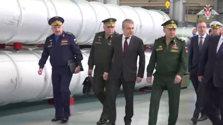 Ministro de Defensa ruso inspecciona una fábrica de avanzados misiles antiaéreos guiados