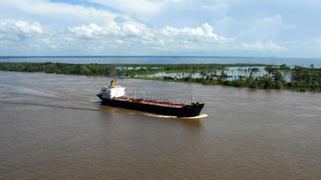 Indígenas atacan y retienen dos buques petroleros en la Amazonía peruana (VIDEO)