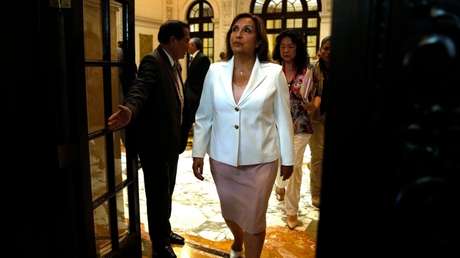 Premier de Perú reconoce que Dina Boluarte piensa gobernar el país hasta 2026