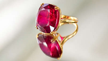 Subastan un raro diamante rosa y un rubí por casi 35 millones de dólares cada uno