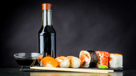 Cadena de sushi de Japón demanda a un joven que lamió una botella de soya en un video viral