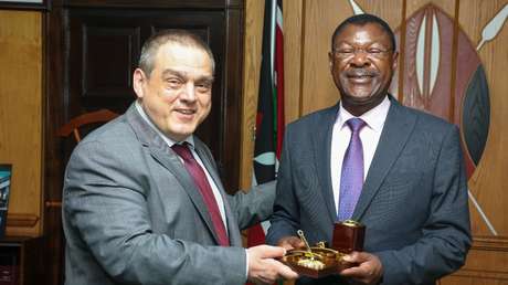 Rumanía retira a su embajador en Kenia por referirse a un mono como "el grupo africano" en una reunión