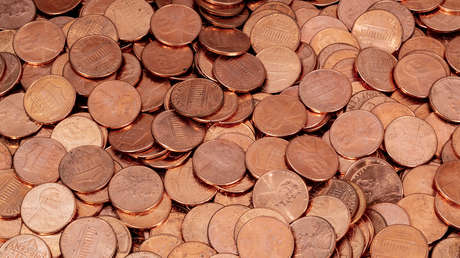 Encuentran un tesoro de un millón de monedas de cobre puro mientras limpiaban la casa de un familiar
