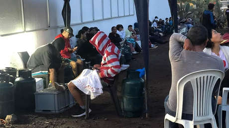 Gas, comida y rubros prioritarios: La escasez golpea las islas Galápagos tras incendio de un barco
