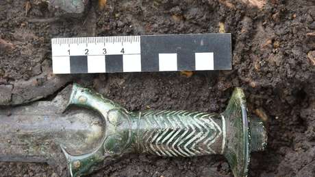 Hallan una espada de más de 3.000 años tan bien conservada que "casi todavía brilla" (FOTOS)