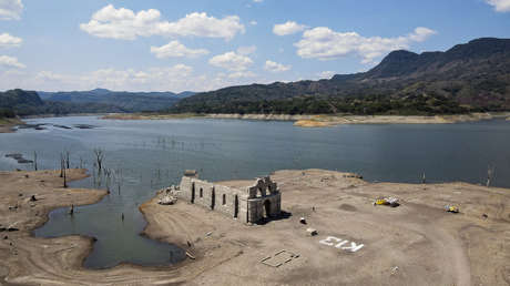Ola de calor en México: la sequía deja al descubierto una iglesia colonial sumergida en un embalse