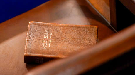 Distrito escolar de EE.UU. devuelve la Biblia a las bibliotecas tras protestas por su prohibición