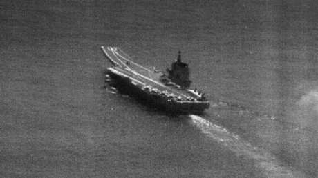 El portaviones chino Shandong navega por el estrecho de Taiwán