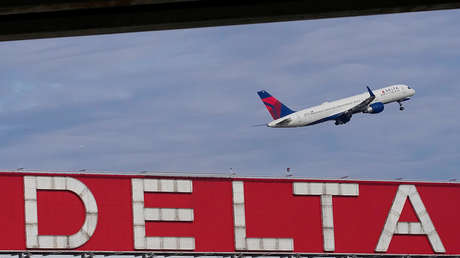 Trabajador de un aeropuerto muere succionado por el motor de un avión en EE.UU.