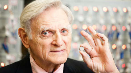 Fallece John Goodenough, inventor de las baterías de iones de litio y ganador del premio Nobel de Química