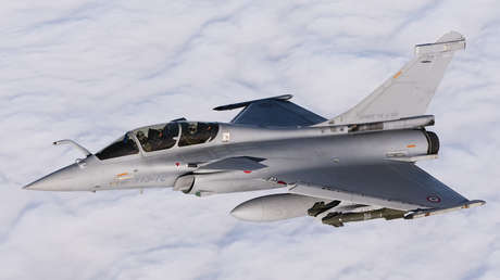 'Llueve' droga de un avión tras ser interceptado por un caza en el cielo de Francia