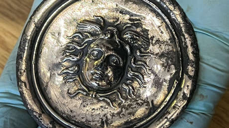 Encuentran objeto de plata con la cabeza de Medusa y 1.800 años de antigüedad en un fuerte romano en Inglaterra