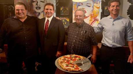 Ron DeSantis come pizza para criticar la posible prohibición de los hornos de carbón en Nueva York