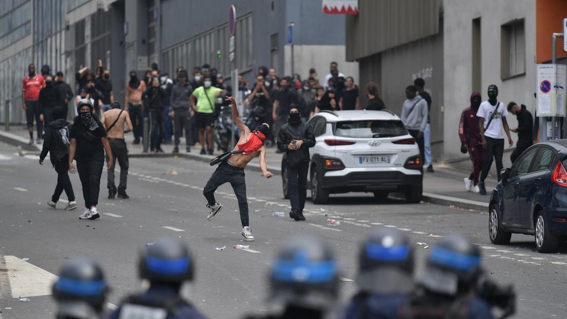 "¿De dónde las sacan?": Elon Musk se asombra por la cantidad de armas en manos de manifestantes en Francia