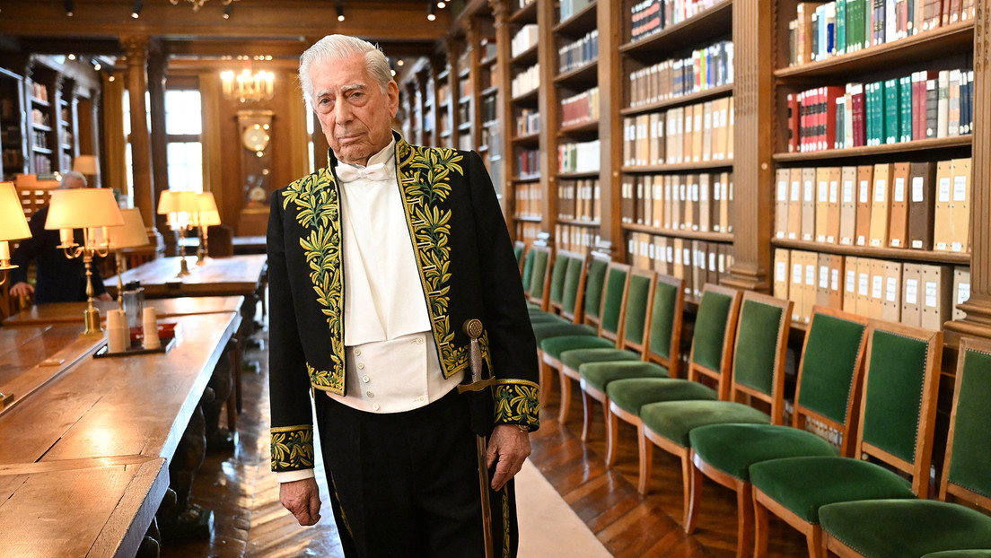 Vargas Llosa recibe el alta hospitalaria tras recuperarse por segunda vez de covid-19