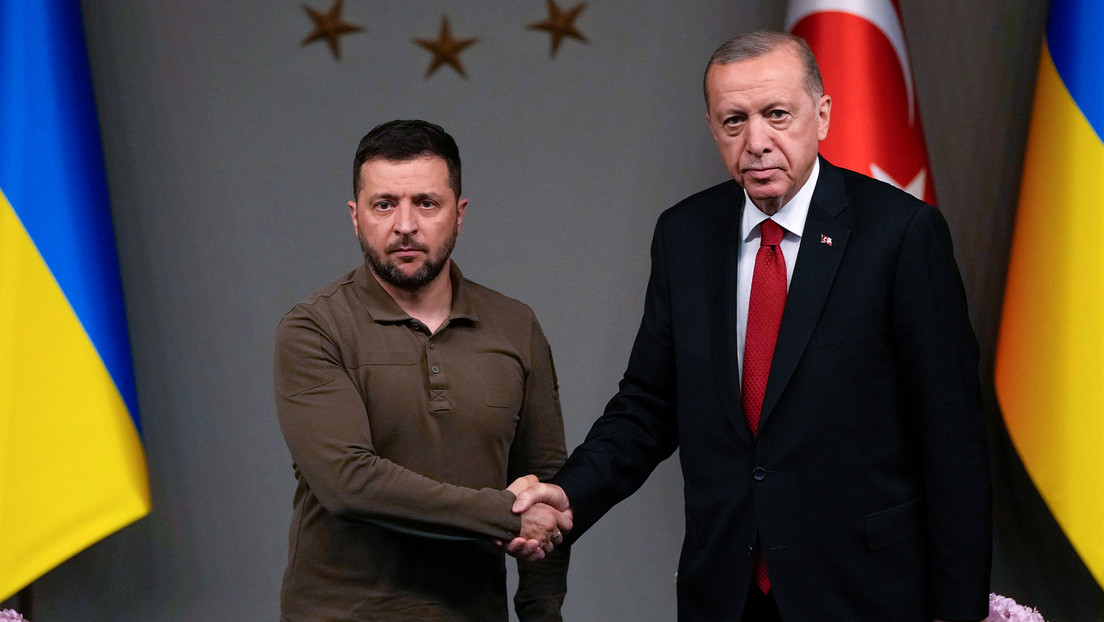 Zelenski pide a Erdogan ayudar a implementar su plan de paz en Ucrania