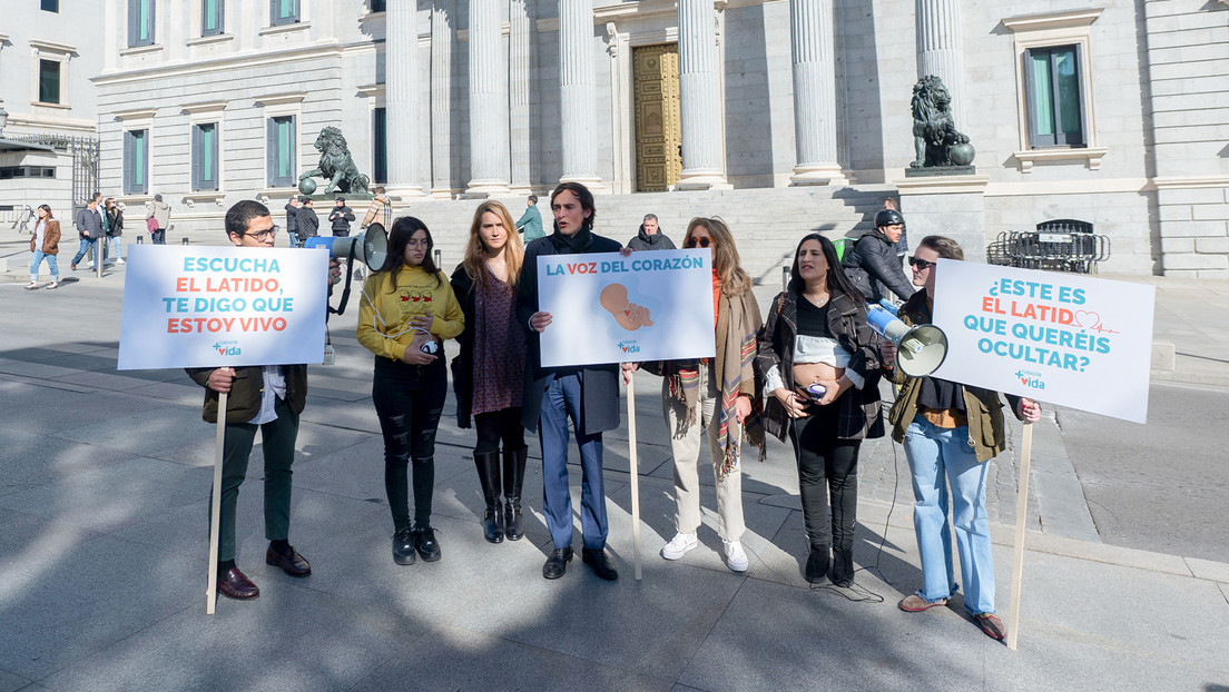 Vox se compromete a derogar las leyes del aborto, trans y de la eutanasia en España