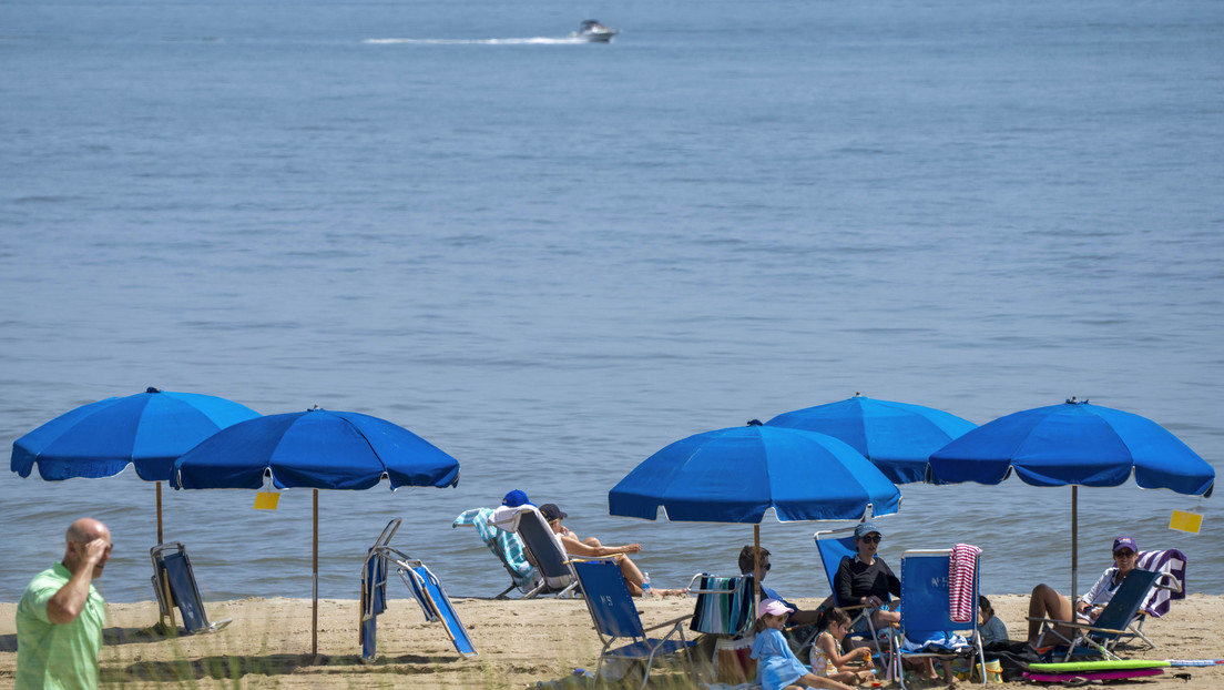 Joe Biden toma un baño de sol en la playa antes de su gira por Europa