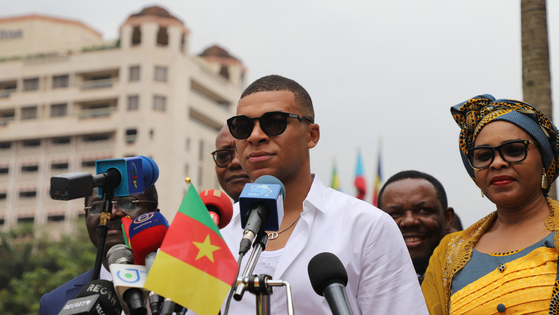 Escoltado por policías y un vehículo blindado: así fue la visita de Mbappé a Camerún (VIDEOS)