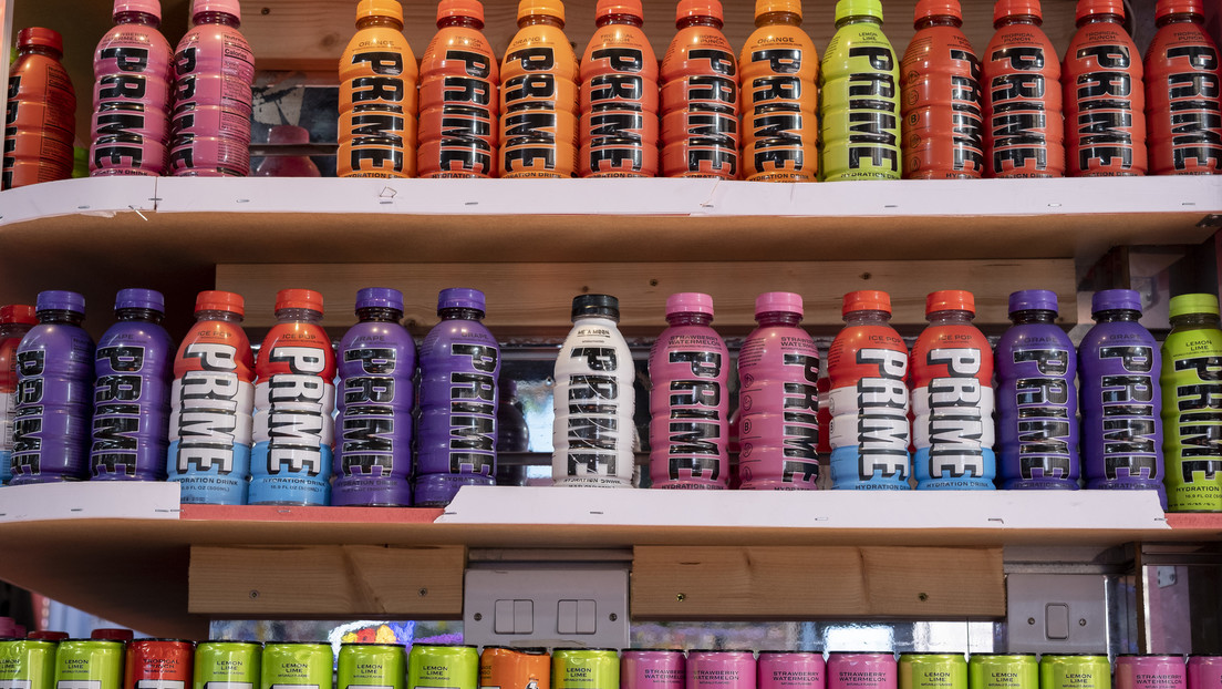 Piden a la FDA investigar la bebida energizante del 'influencer ' Logan Paul que contiene la cafeína de seis latas de Coca-Cola