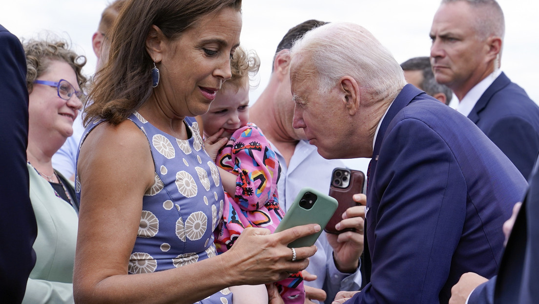 VIDEO: Biden 'muerde' de broma a una niña durante su visita a Finlandia