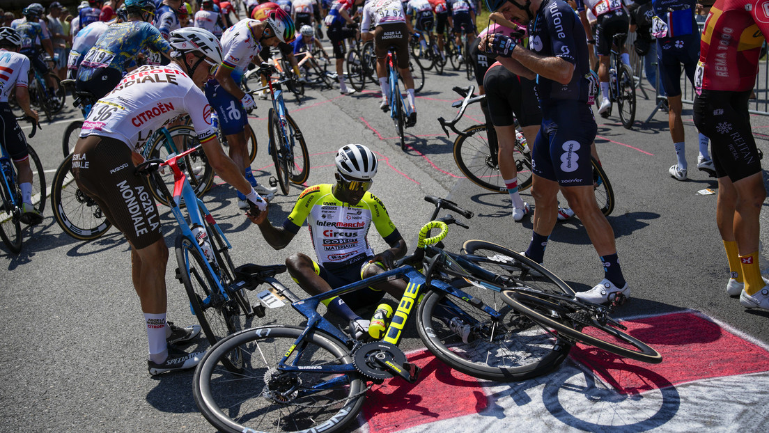 VIDEO: Un espectador del Tour de Francia provoca un choque de ciclistas al hacerse una selfi