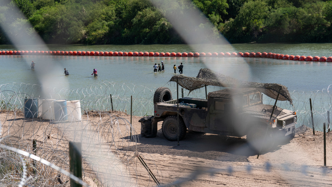 López Obrador tacha de "acciones publicitarias vulgares" la colocación del 'muro flotante' en Texas