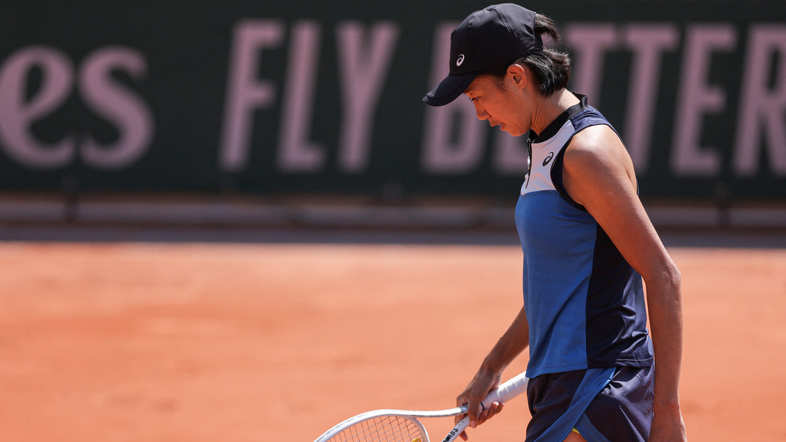 Tenista china se retira de un partido después de que su oponente borrara una marca de la cancha