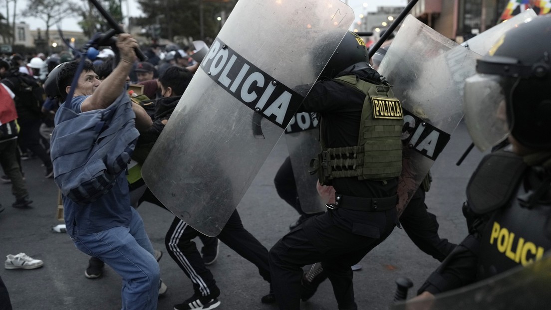 Disparos de la policía, periodistas heridos y prohibiciones: el saldo de la 'Toma de Lima' en Perú