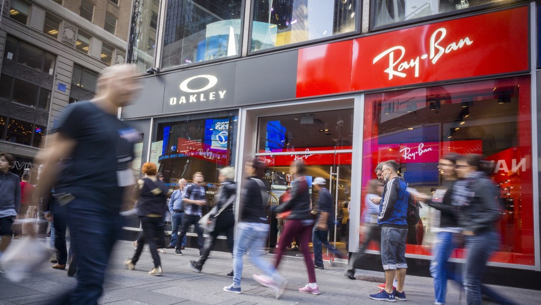 Demandan al fabricante de gafas Ray-Ban y Oakley por inflar los precios un 1.000 %