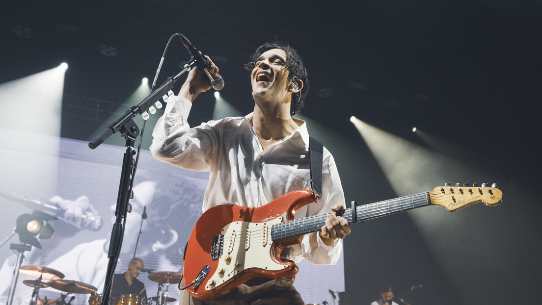 Malasia cancela un festival musical tras un beso del vocalista y bajista de una banda británica