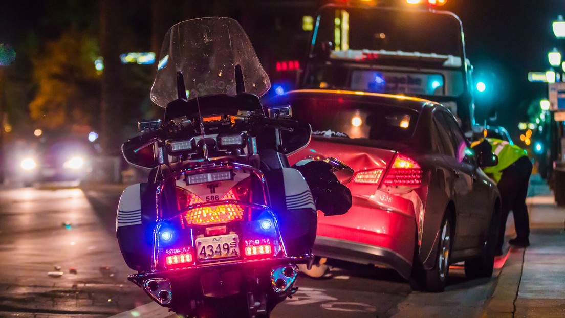 VIDEO: Una mujer sale ilesa en medio de un impactante choque 'salvador' de dos autos en Argentina