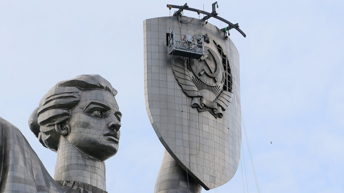 Momento en el que desmontan el escudo de la URSS de la Estatua de la Madre Patria en Kiev (VIDEO)