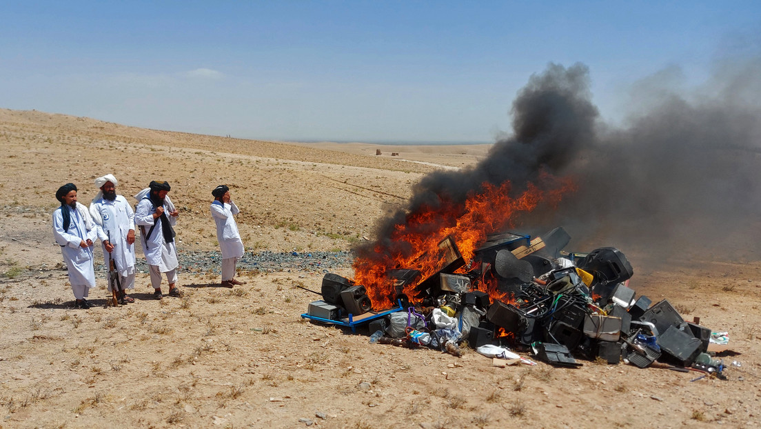 Los talibanes queman instrumentos musicales porque "la música lleva a la corrupción moral"