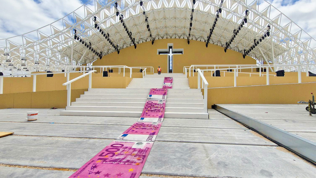 Colocan una alfombra de 'billetes' para protestar por la visita del papa Francisco a Portugal