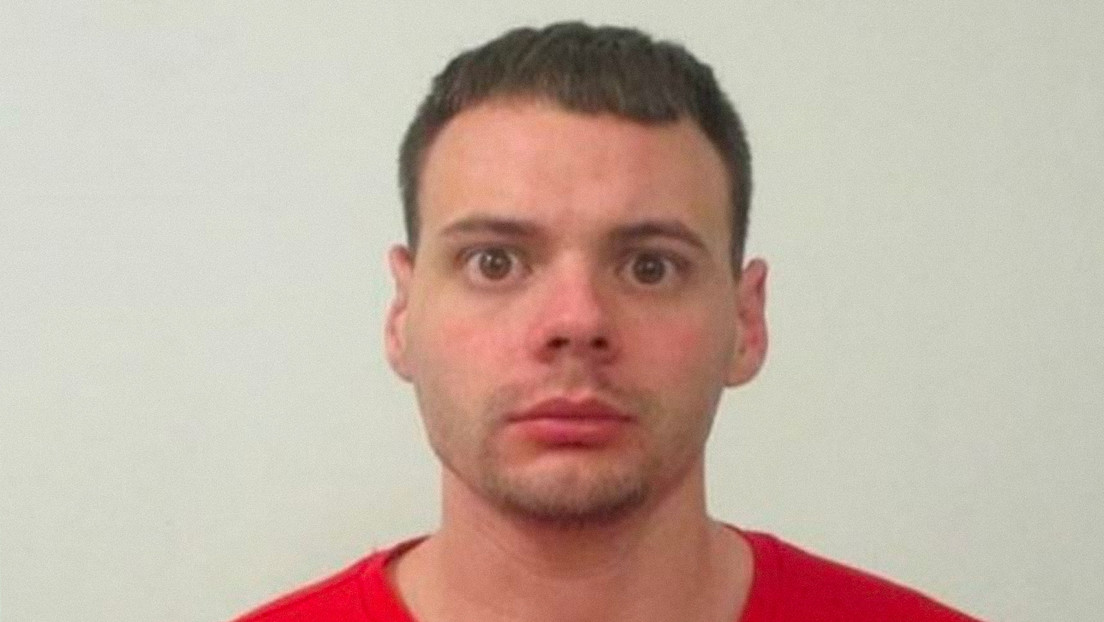 Policía balea a un convicto fugitivo que tomó de rehenes a una madre y su hija en una tienda de lencería (VIDEO)