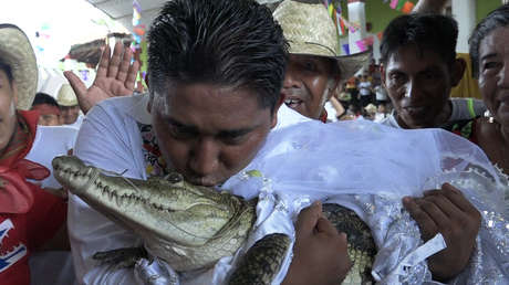 Un alcalde mexicano se casa con un caimán en un rito ancestral