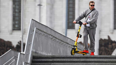 Moscú empieza a conectar los patinetes eléctricos a un sistema satelital de emergencias