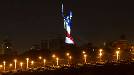 VIDEO: Alumbran con colores de EE.UU. la Estatua de la Madre Patria en Kiev