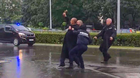 VIDEO: Clérigo ortodoxo lanza en Sofía anatemas contra el convoy de Zelenski