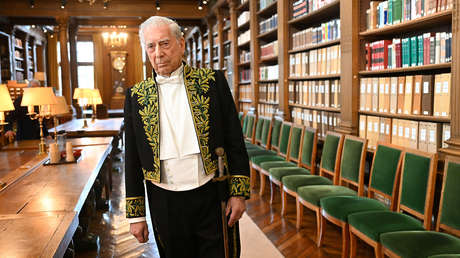 Vargas Llosa recibe el alta hospitalaria tras recuperarse por segunda vez de covid-19