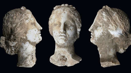 Aparece en Roma una "espléndida" cabeza de mármol de una diosa que fue 'reciclada' como parte de un muro