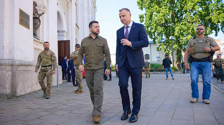 Zelenski y el presidente polaco rinden homenaje a las víctimas de la masacre de Volinia en Lutsk