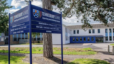 Acordonan una secundaria británica luego de que un estudiante acuchillara a un profesor