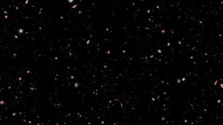 Este video permite un viaje alrededor de casi 5.000 galaxias observadas por el James Webb