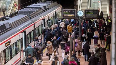 Tren gratis, herencia universal o aval para vivienda: partidos en España a la caza del voto joven
