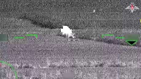 VIDEO: Un helicóptero de ataque Ka-52 ruso destruye un vehículo blindado ucraniano