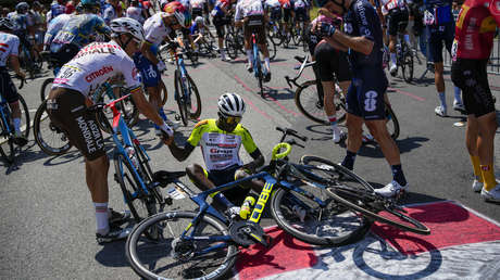 VIDEO: Un espectador del Tour de Francia provoca un choque de ciclistas al hacerse una selfi
