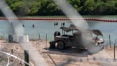 López Obrador tacha de "acciones publicitarias vulgares" la colocación del 'muro flotante' en Texas