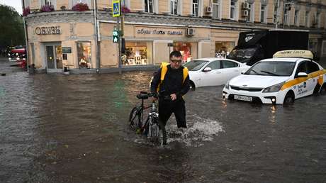 Una fuerte tormenta inunda las calles de Moscú y paraliza la noria más grande de Europa (VIDEOS)
